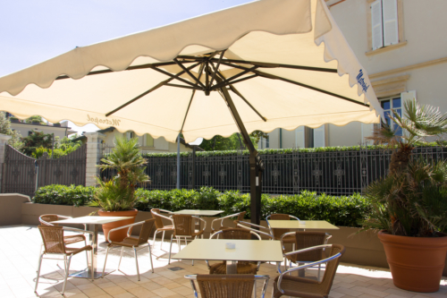 Hotel Metropol, area relax con ombrellone